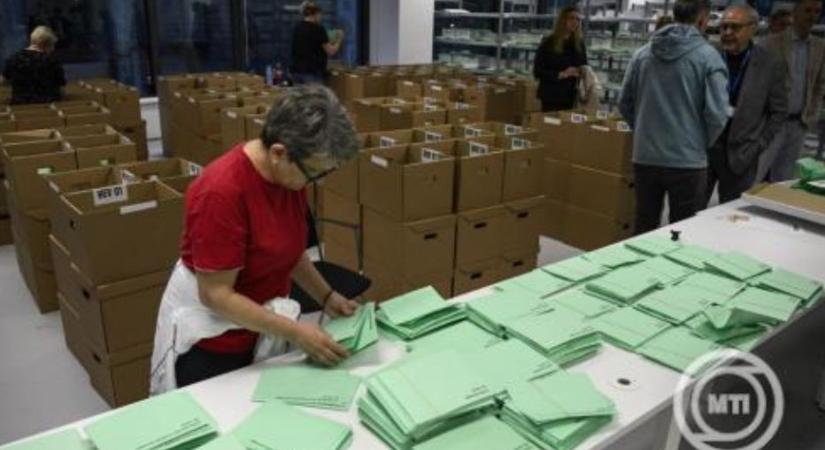 Megérkeztek Magyarországra a külképviseleti urnák