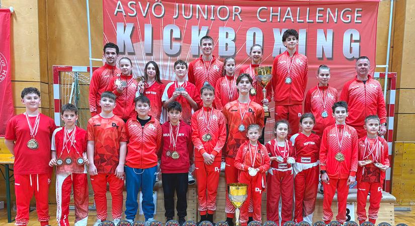 Éremzuhatag Ausztriában: taroltak a békéscsabai kick-boxosok az ASVÖ Junior Challenge-en