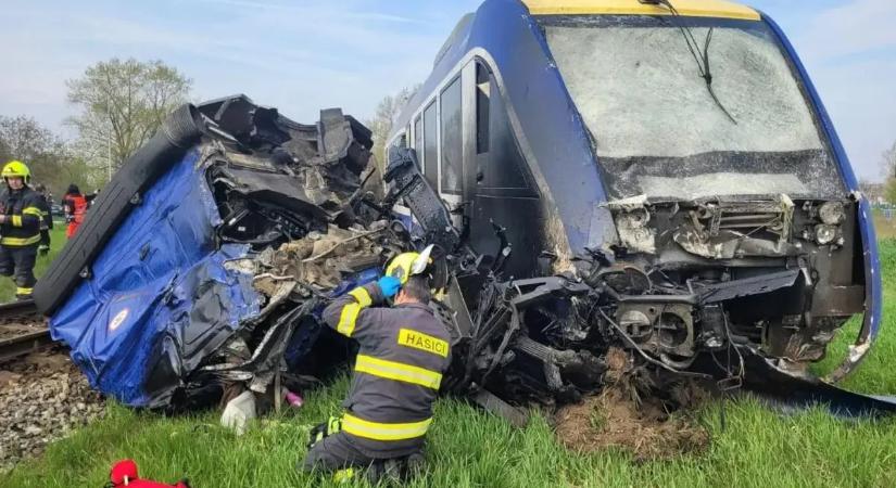 Semmi nem maradt a teherautóból, a sofőr azonnal életét vesztette a vonatbalesetben – videó
