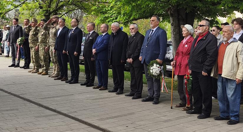 Megemlékezés a holokauszt magyarországi áldozatairól Szolnokon