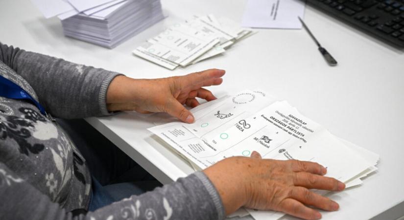 Megérkeztek a külképviseleti urnák, megkezdődhet a szavazatok szétválogatása