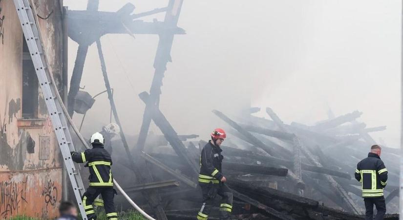 Sokkoló felvételek: percek alatt égett porig egy épület a vasútállomás mellett