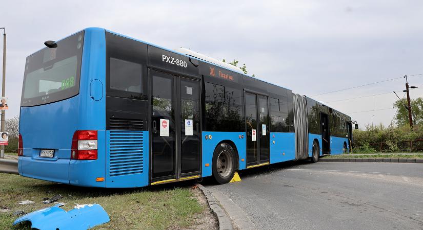 Elszabadult egy busz Miskolcon, őrület, mi okozta a balesetet