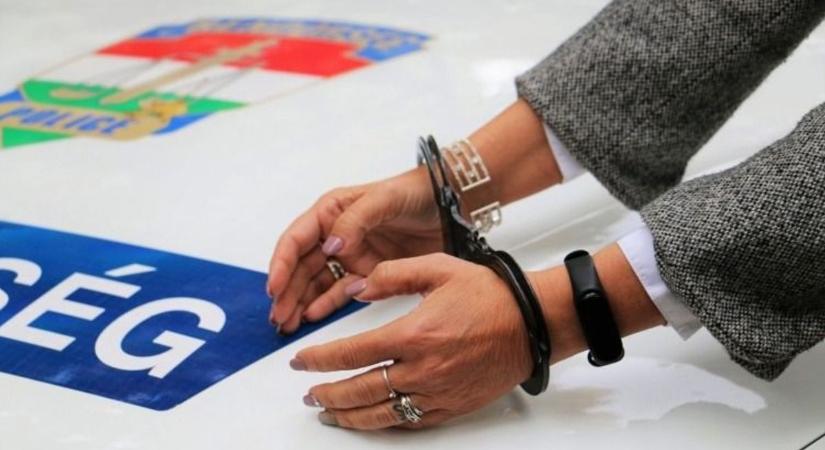 A futár kiszállította, a gyugyi nő ellopta, a gyereke viselte, de mi lett a lopott cipő sorsa?