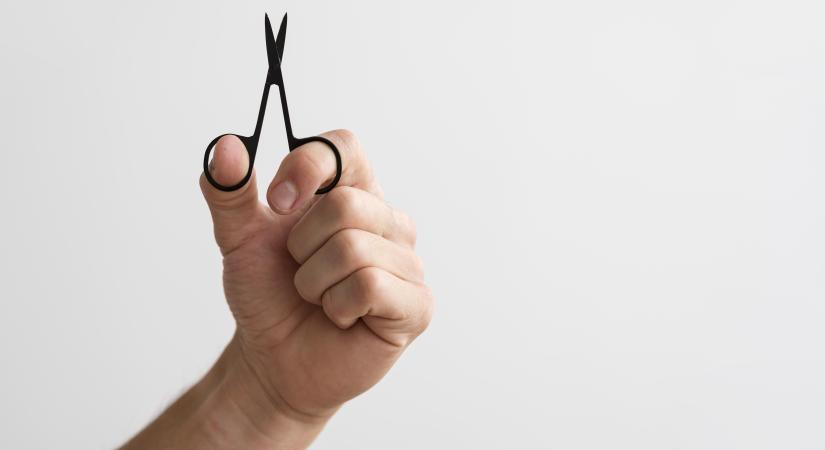 Körömvágó ollóval támadtak Szikszón