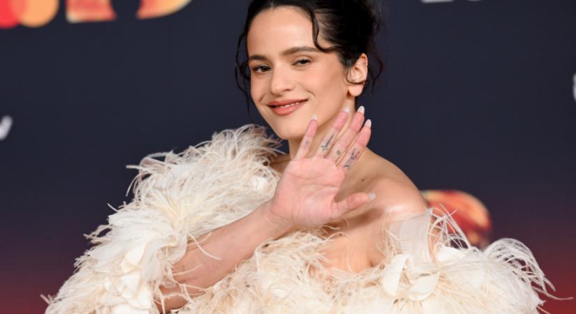 Magabiztos és szexi: Rosalíával dübörög a Calvin Klein új kampánya