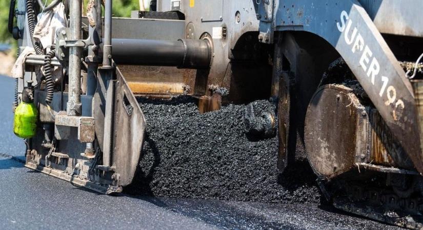 Végre nem esünk hasra: ezeken a szakaszokon kap új járdát a település