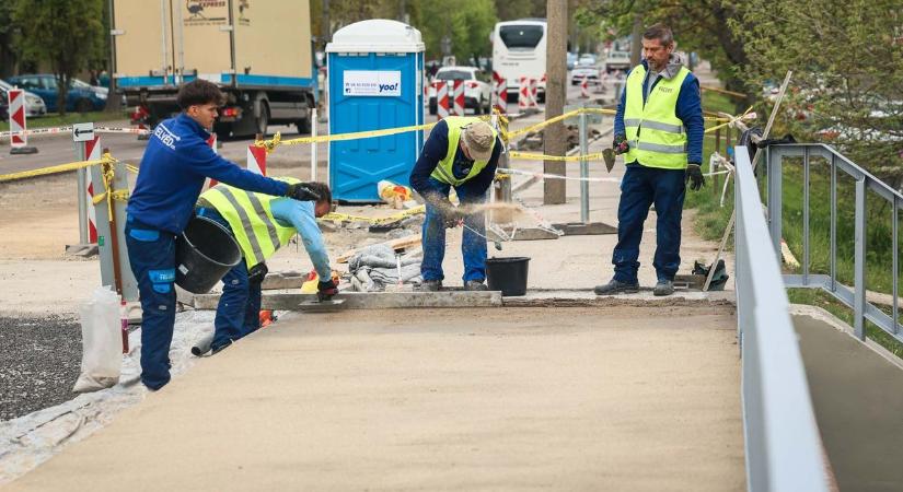 Egy szakaszon már burkolati jelek is készültek – fotókon mutatjuk, hogy halad a 25-ös felújítása Egerben