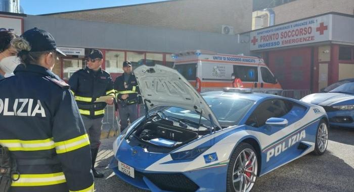 Imádják az olasz rendőrök a szolgálati Lamborghinit