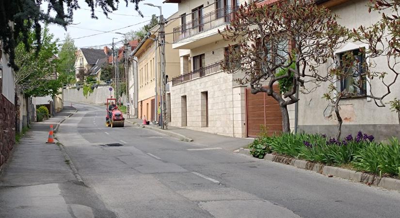 Napok óta munkagödrök akadályozzák a közlekedést az utcában – Megtudtuk, mikor lép a kivitelező