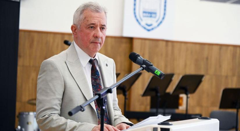 Veszélyben a hangunk? A szolnoki főorvos elárulta, miért roncsolja torkunkat a digitális világ