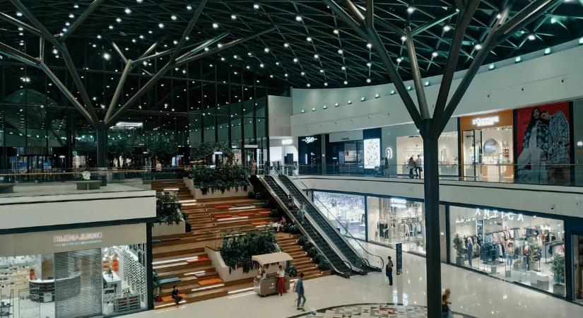 Súlyos bombariadó miatt lezártak két bevásárlóközpontokat – az állam megdöntésével fenyegetőznek