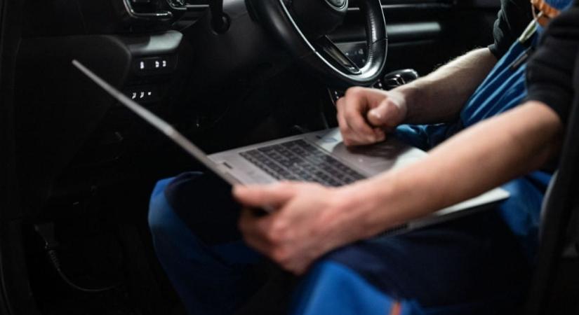 Nem létező autóalkatrészeket árult, 150 embert vert át egy férfi