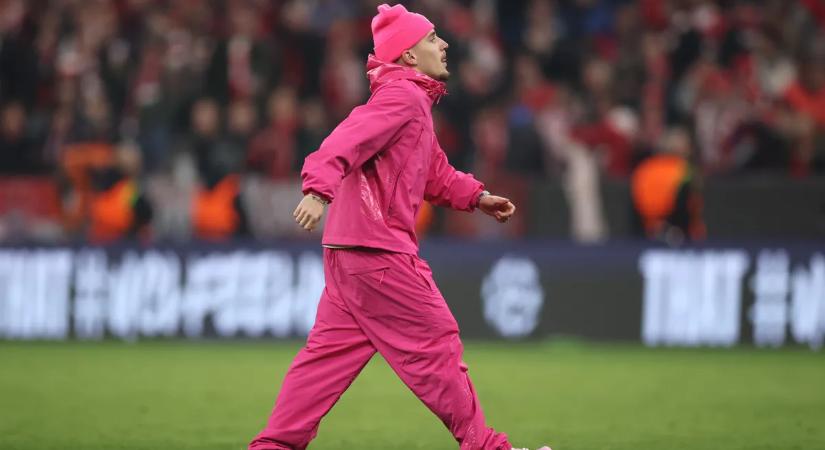 A szurkolók sem hitték el, Barbie babának öltözött a Bayern játékosa