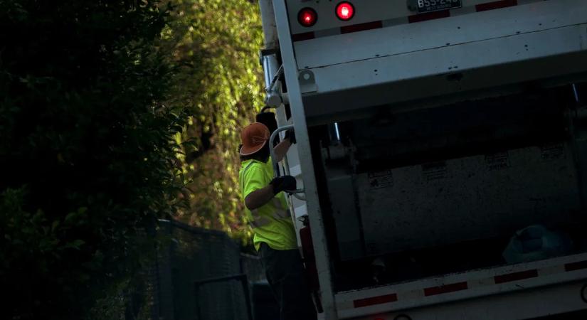 Nem fizetett a tulajdonos, ezért bosszúból egy egész konténernyi szemetet öntöttek az udvarába