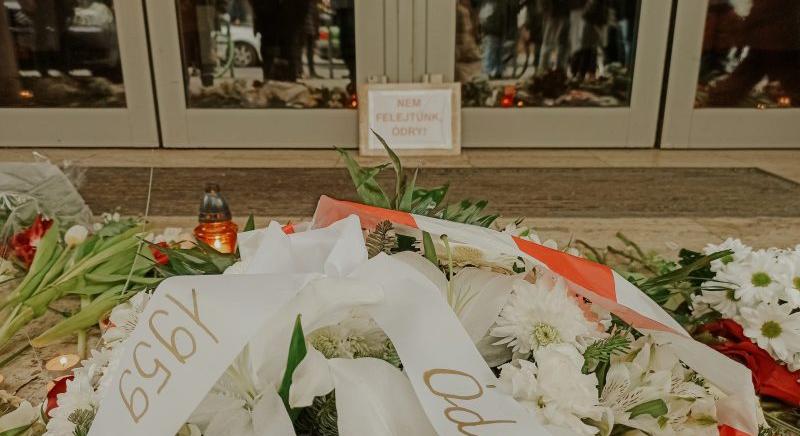 Piros és fehér virágokkal búcsúztatják az Ódry Színpadot a Vas utcában
