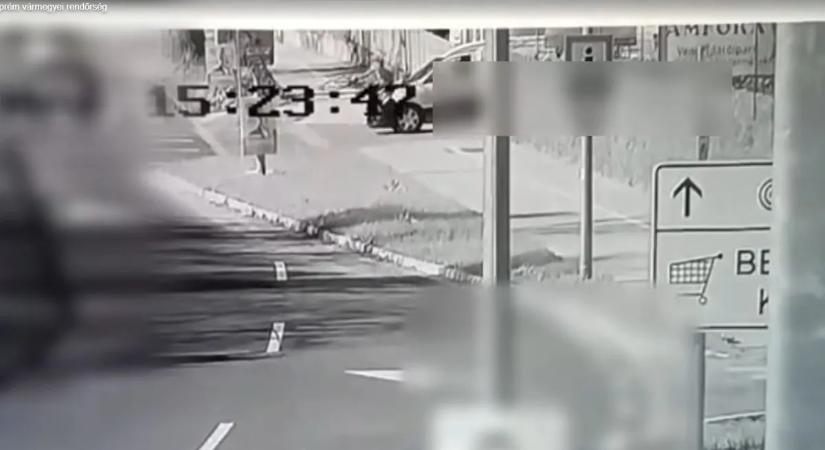 Baleset: a levegőbe repült a biciklis az ütközés után – videón a brutális pillanat