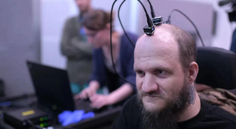 Áttörés az orvostudományban: agy-számítógép adta vissza a lebénult férfi mozgását