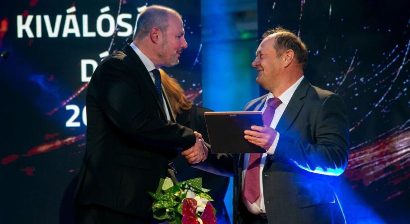 Megható pillanatok: díjeső volt a Neumann Egyetem kiválósági gáláján  fotók, videó