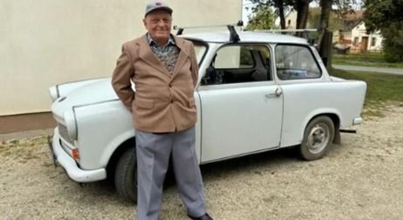Ez most hasít a TikTokon! A 92 esztendős zalai férfi hűséges a 47 éves Trabantjához (videó)