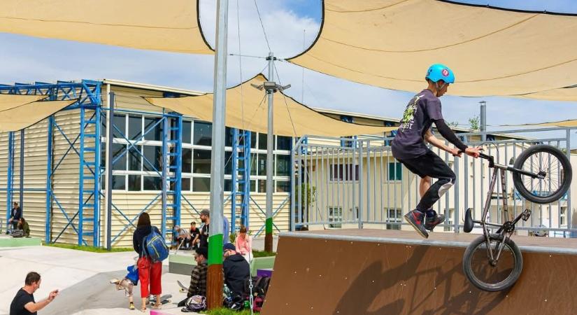 Újra pályára kerültek a sepsiszentgyörgyi gördeszkások és bringások