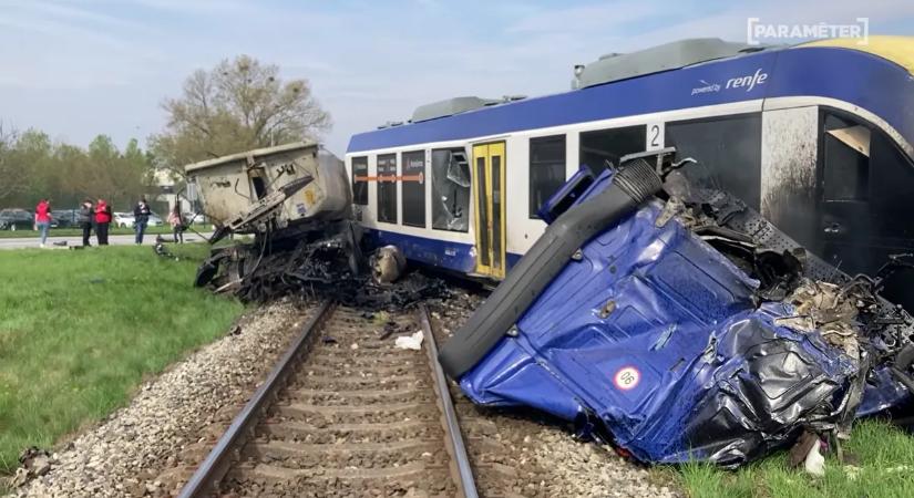 Brutális baleset történt: kettészakadt a teherautó, miután vonattal ütközött