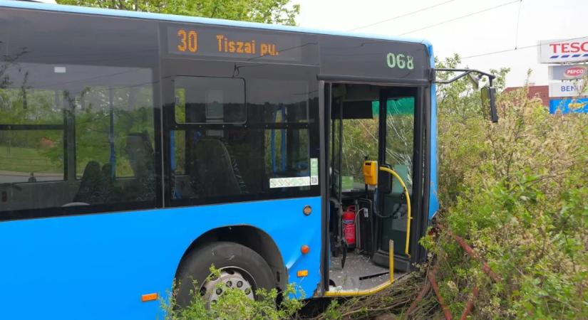 Elszabadult egy csuklósbusz Miskolcon, a korlát állította meg a vasúti sín előtt