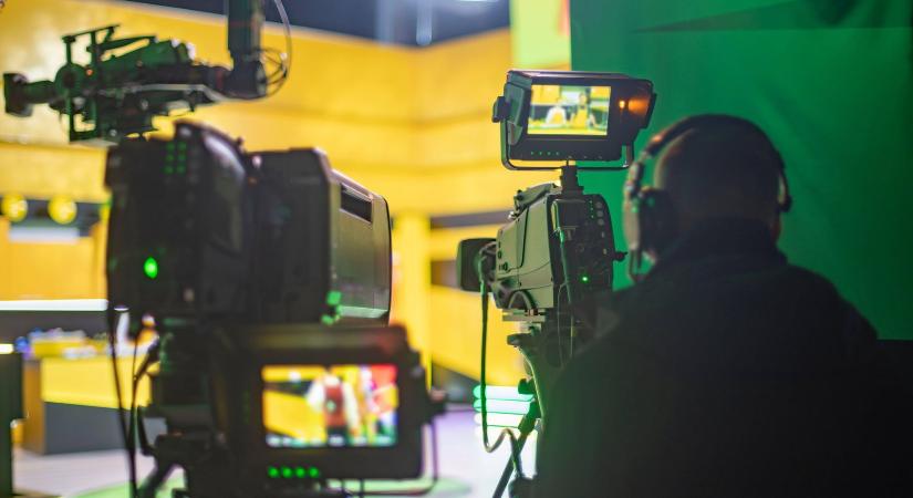 Történelmi pillanatok a közmédiában, órák alatt hatalmas változás zajlott le, ez történik a falak mögött