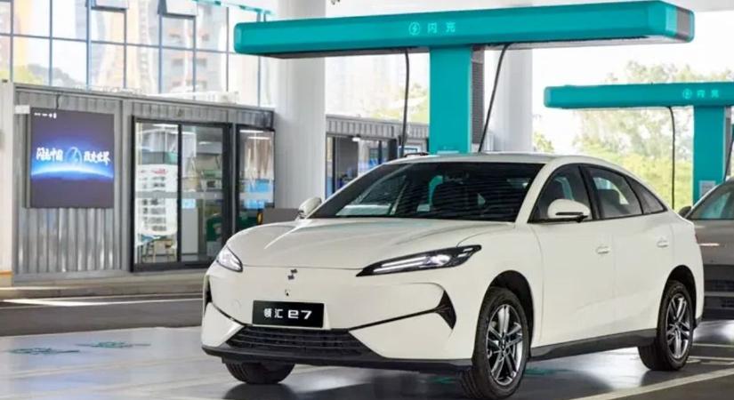 A taxisokra is kivetette hálóját a BYD, pokoli olcsón adják új márkájuk első modelljét