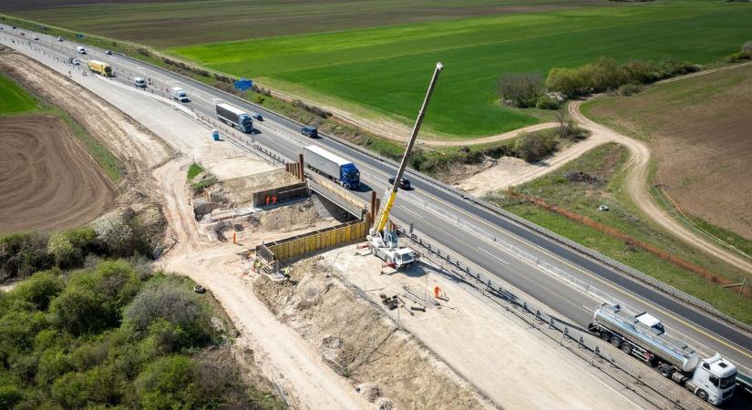 M1-es bővítés: halad a híd szélesítése, új forgalmi rend Bicskénél