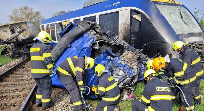 Halálos baleset történt a Felvidéken: kamionnal ütközött egy személyvonat
