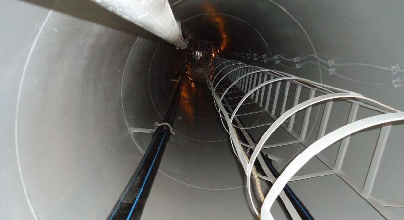 A víztorony karbantartásán dolgoznak a városban