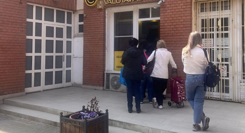 Elfogyott az euró: hiába az óriási sorok, kiürültek a kasszák Debrecenben – fotókkal, videóval