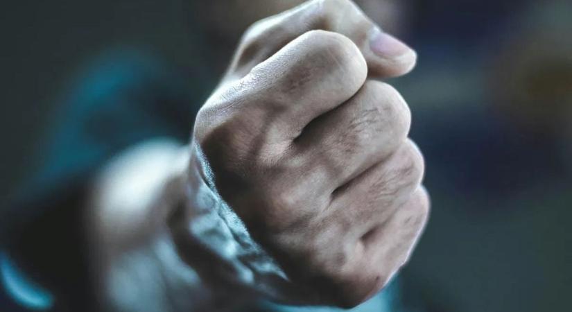 Felháborító borsodi videó kering a neten, apja brutalitását a kisfia is végignézte