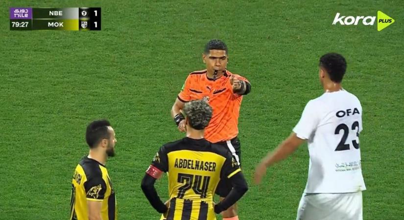 Úgy megörült a focista a bíró ítéletének, hogy homlokon csókolta