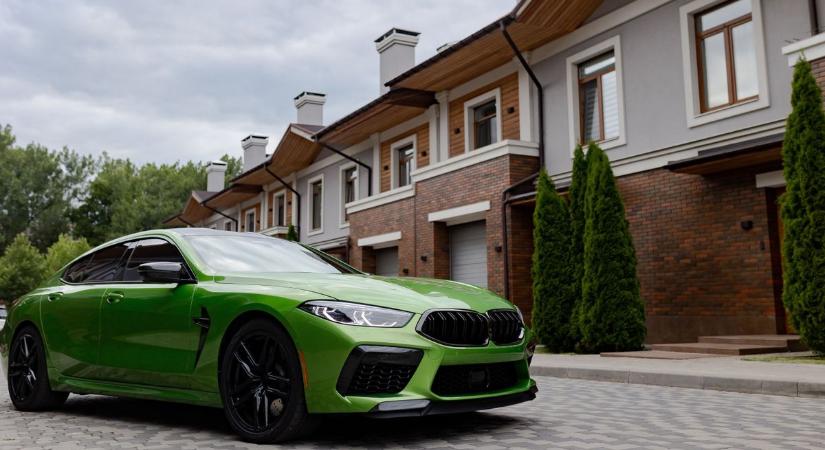 Villák, luxusautók, pizza kétmillió magyarnak – megnéztük, mit lehetne venni a szombati lottófőnyereményből