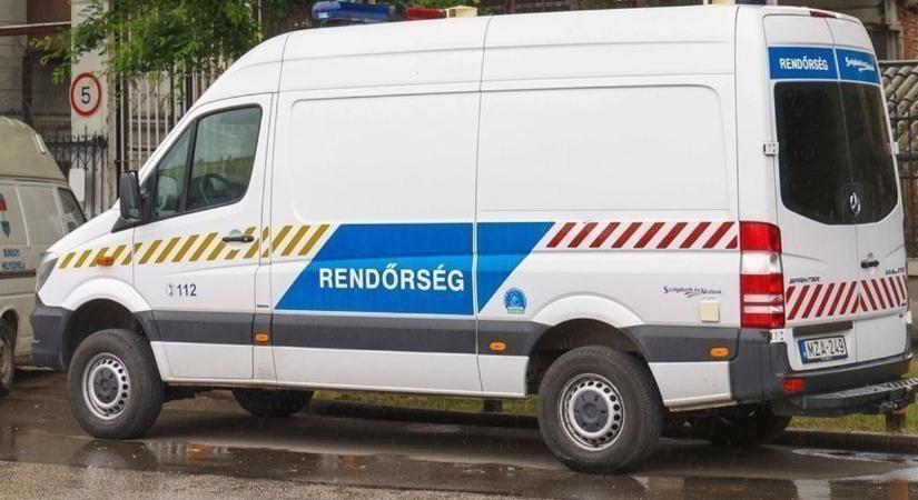 Hárman törtek be egy idős emberhez a borsodi városban, ollóval sebesítették meg