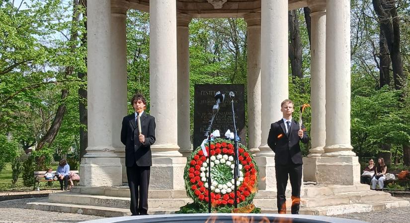 Fellobbant a helikoni láng – elkezdődött a Dunántúl legnagyobb összművészeti diáktalálkozója (galéria, videó)