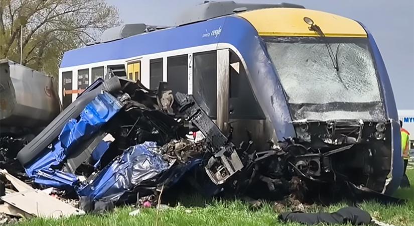 Kamionnal ütközött egy személyvonat Dunaszerdahelyen, egy ember meghalt (videó)