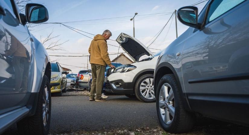 Egyre drágábban, de továbbra is öregebb, nagy futásteljesítményű autókat vesznek a magyarok