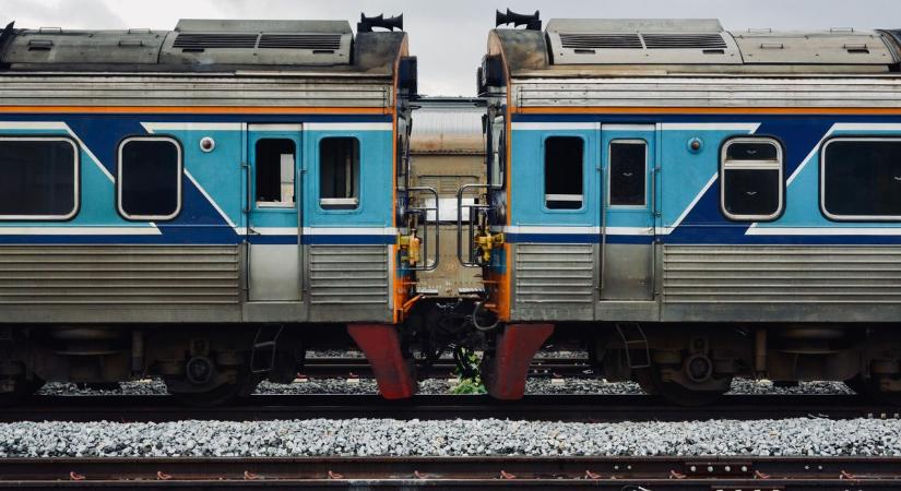 Szétrepülő ablakszilánkok, halálos tragédia: kamion hajtott a sínekre a Győr közeli városban, a vonat kisiklott