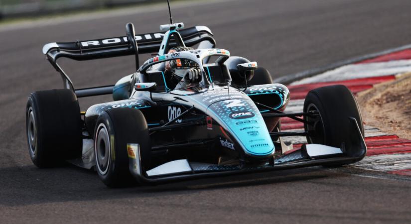 Rajtol a brit Forma-3-as bajnokság Molnár Martinnal a mezőnyben