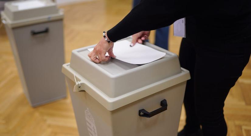 Tűzszerészek vizsgáltak át egy Edinburgh-ból beérkezett szavazatgyűjtő urnát