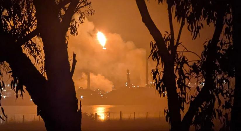 Még ez is: borzalmas tűz pusztított a kontinensnyi ország finomítójában, ebből baj lehet