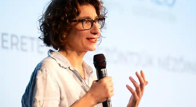 Fordulat a gyermekvédelemben: Megnyíltak az állami adattárak a Hintalovon Alapítvány előtt