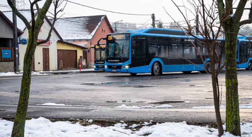 Utasok és sofőr nélkül balesetezett egy busz Miskolcon