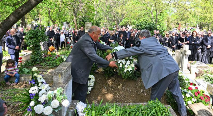 „Ádám elvesztése közügy lett, országos gyász” – így búcsúztatták Nádasdy Ádámot