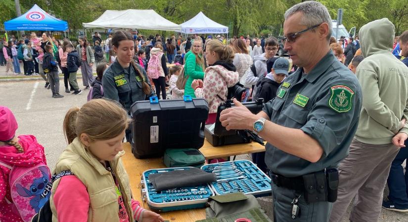 Karnyújtásnyira az éles helyzetektől: így zajlott a rendőrségi bemutató Baján  fotók, videó