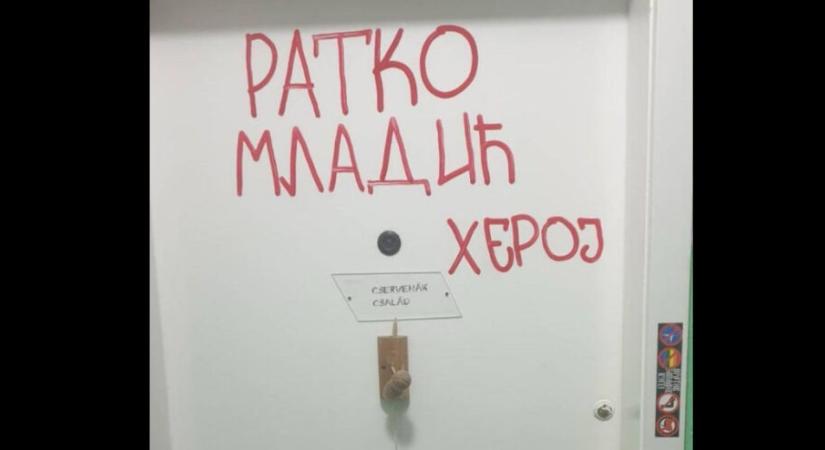 Szélsőséges jobboldali üzenet a topolyai ellenzéki képviselő ajtaján