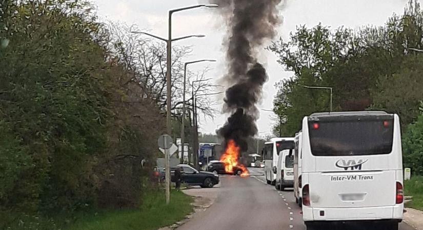 Lángok Szolnokon: teljes terjedelmében égett egy autó a karambol után – lezárták a Tószegi utat